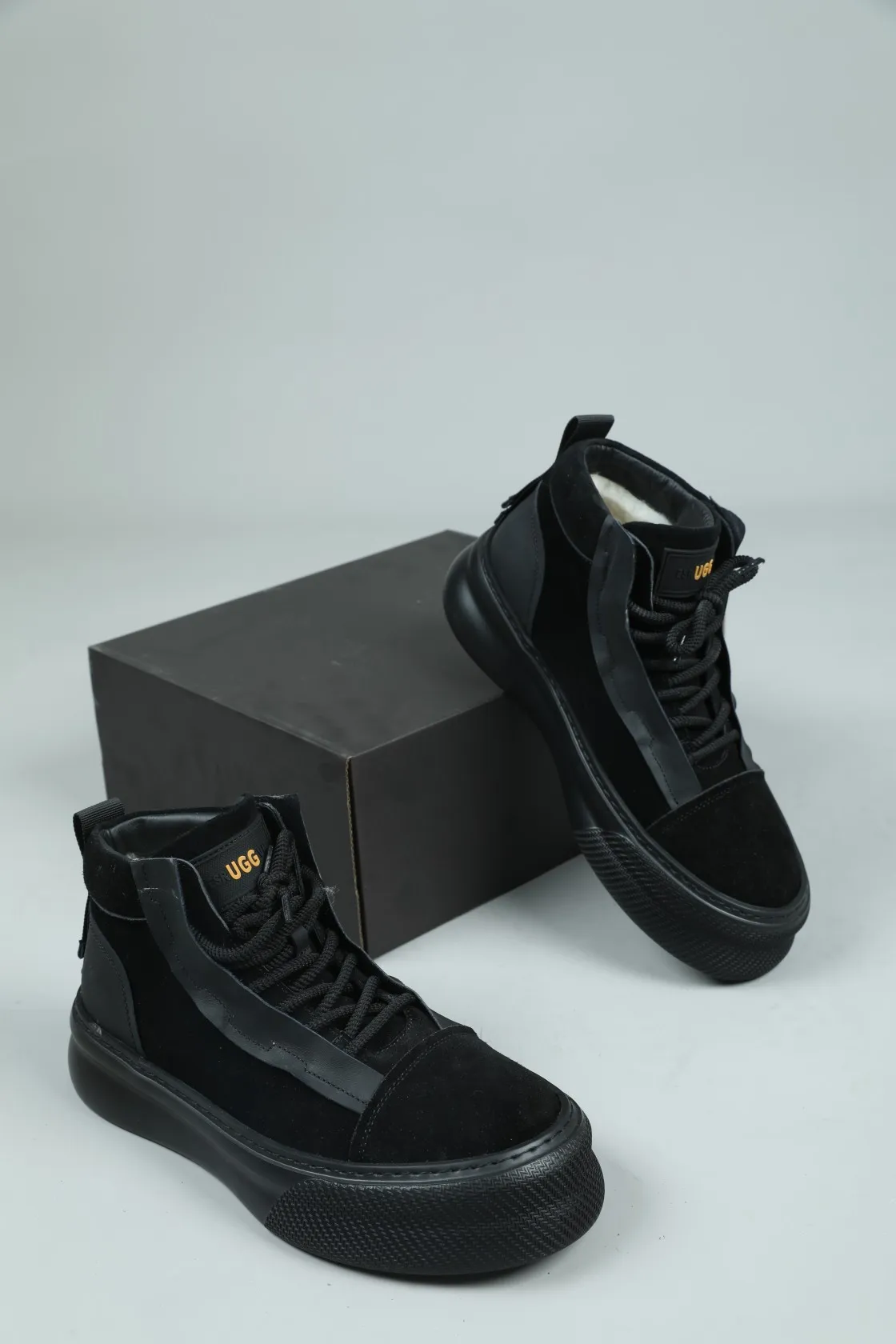 Men's shoes 💰600 IUGGI handsome double-sided short boots. I was attracted by it at first sight. Exclusive and original private outsole. Super soft and light rebound. Top layer calfskin grain frosted. Full texture. All sheep fur inside. Size: 39-44 Model 3681